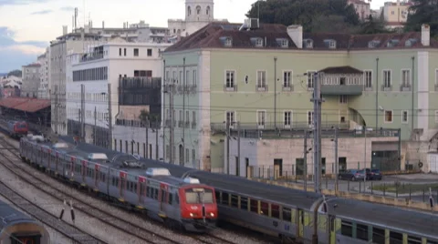 Train passing by in Lisbon 動画素材 69008959