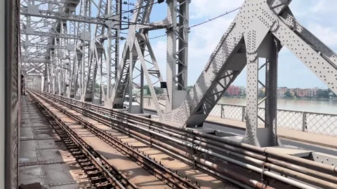 The train is passing over the bridge. Vidéo 323359329