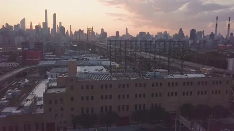 Train passing in Queens with the view on Manhattan Skyline Video stock 165351041