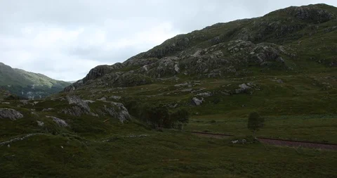 Train passing through Scottish valley Vídeos de archivo 101342806