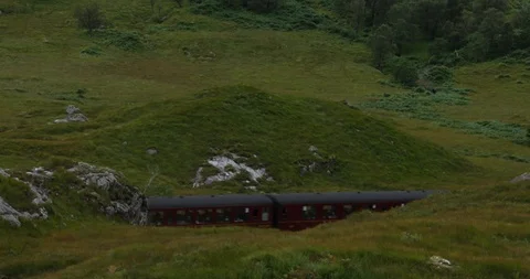 Train passing through valley Vídeos de archivo 101342708