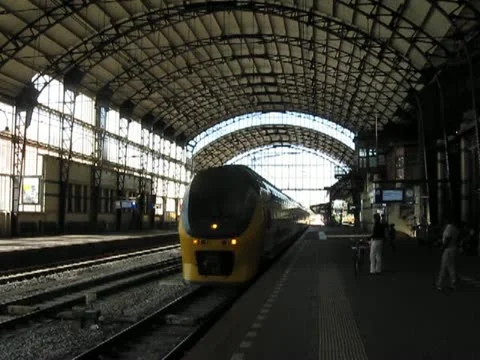Train on platform in Amsterdam, Видео 12735855
