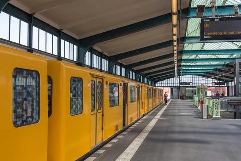 Train at the platform in the Berlin U-Bahn Gleisdreieck metro station. Germany. Foto stock