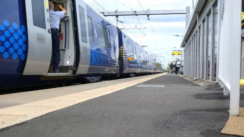 Train on the platform Vídeos de archivo 112797665