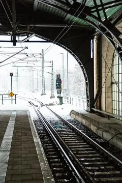 Train platforme with semaphore on snowy winter day Foto stock