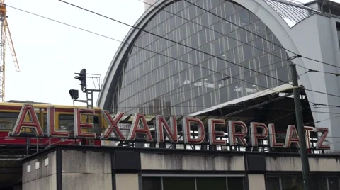 Train pulling into Alexanderplatz station in Berlin. 動画素材 46019565