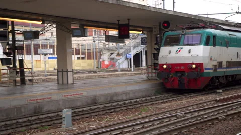 Train pulling into italian train station Stock Footage 141701097
