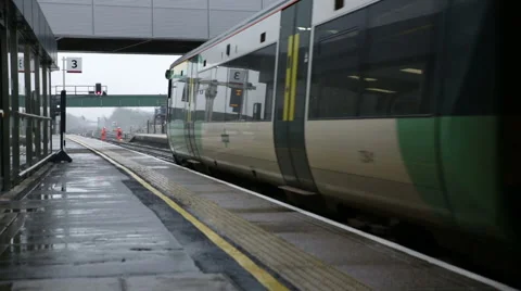 Train pulls alongside platform passengers follow train. Vidéo 56859222