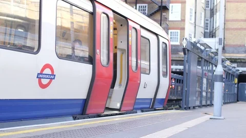 Train pulls away on a London subway platform 스톡 동영상 82706937