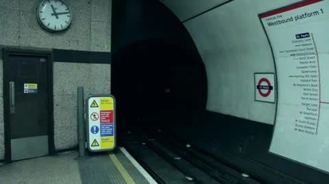 Train pulls into London underground station Stock Footage 23373540