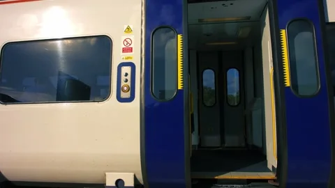 Train in railway station open door Vídeos de archivo 346604937