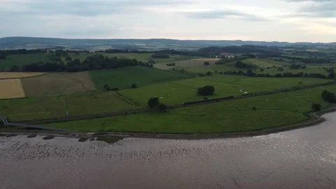 Train running between Dawlish and Exeter, Devon Vidéo 157356113
