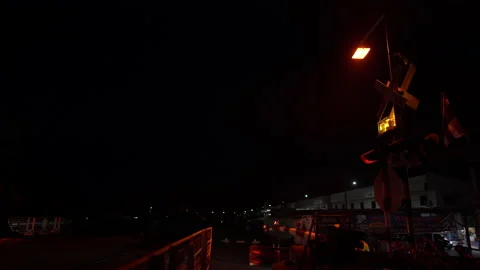 Train running motion and traffic light on night Vidéo 140736606