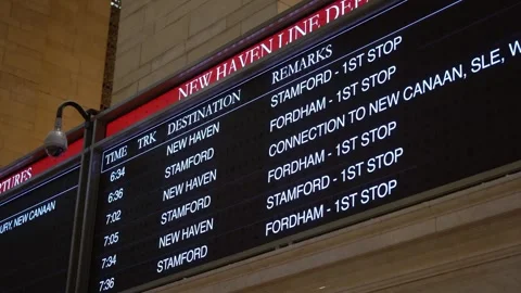 Train Schedule Display shows live departure and arrival times at New Haven Line Vidéo 291510859