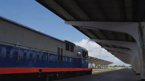 The train slowly exited the train station, DaresSalaam Tanzania Видео 132376341
