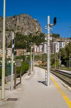 Train station beneath the mountain. Foto stock