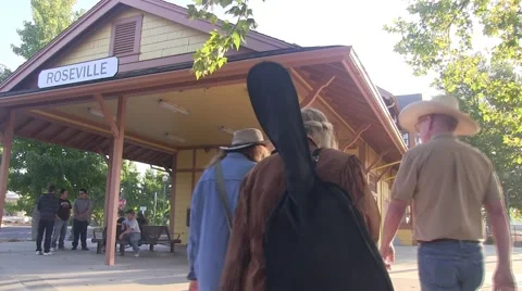 Train station drop off 스톡 동영상 41758669