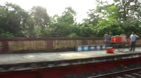 Train station in India tracking shot slow motion 스톡 동영상 57715728