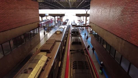 Train stopped on the platform of Barra Funda train and subway station Stock Footage 329539908