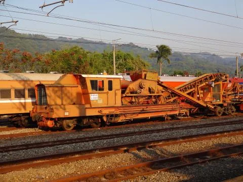 The train stopped in the station when sunset Foto stock