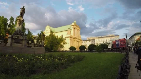 A train on a track in front of a building Video stock 156013648