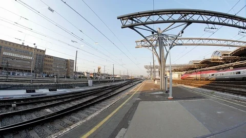 Train tracks in accelerated professional time laps. natural light Vidéo 104421572