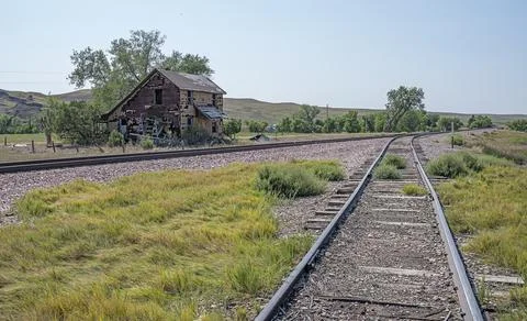Train tracks and building in the Ghost Town of Owanka Stock Photos