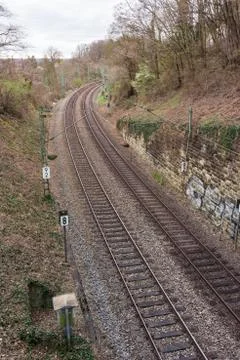 Train Tracks Through Forest from Above Horizon Sunset Curve Landscape Shippin Stock-Fotos