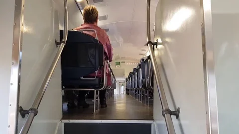 Train Upstairs view of passengers sitting 库存影片 82762388