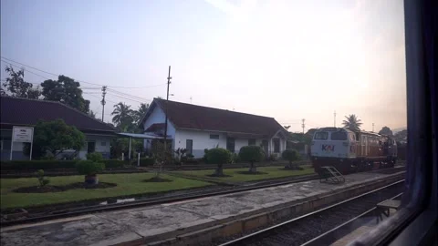 Train view from the train window with lush green trees and calm cloudy sky. 스톡 동영상 332751125