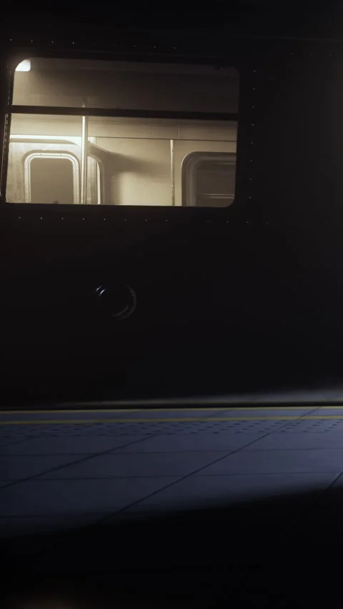 Train waits at empty subway station in late night hours Vídeos de archivo 338424267