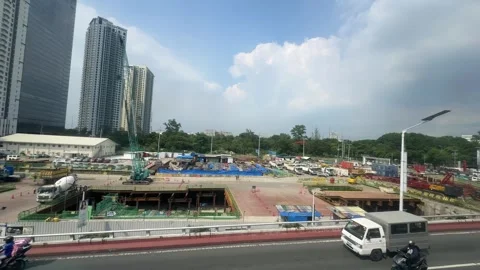Train Window View of EDSA and Trinoma Area 4K 60fps Vidéo 338350550