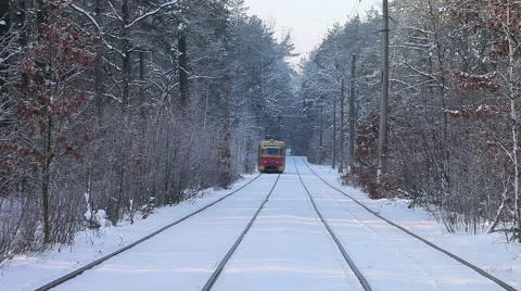 Train in the winter forest Stockbeeldmateriaal 60089255