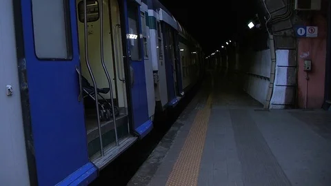 TrainDoorClosing15.0 Stock Footage 90021469