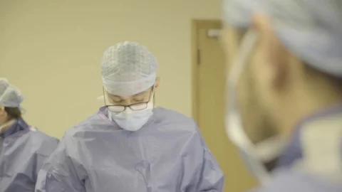 Trainee Doctor Observing Surgeon (Rack Focus) 库存影片 84680657