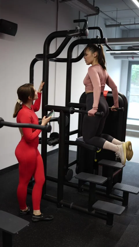 Trainer analyzes client progress Stock Footage 337956822