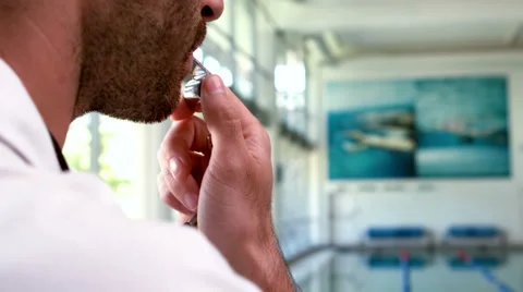 Trainer calling swimmer with whistle Vidéo 59715330