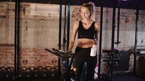Trainer With Cloth And Sprayer Working In Gym Video stock 136672114