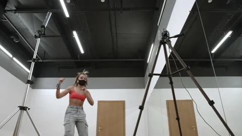 The trainer dances incendiary in an online lesson Видео 151332938