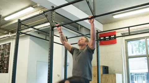 Trainer Executing Butterfly Pull Ups Body Weight Movement at a CrossFit Box Vidéo 40033272
