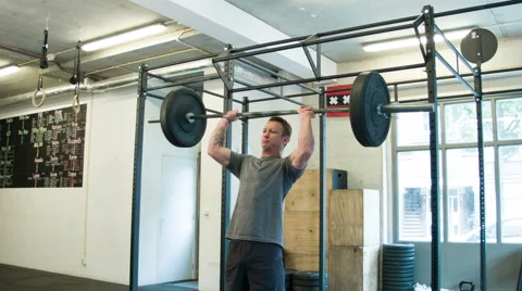 Trainer Executing Heavy Strict Shoulder Press Weightlifting Movement Vidéo 40033748
