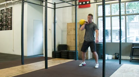 Trainer Executing Kettlebell Clean Weightlifting Movement at a CrossFit Box Vidéo 40033340