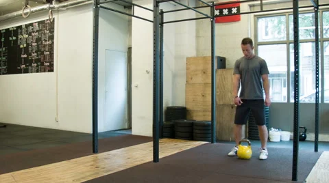 Trainer Executing Kettlebell Push Press Weightlifting Movement at a CrossFit Box Vidéo 40033386