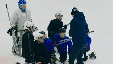 Trainer explaining positions of players on ice arena Vidéo 111339779