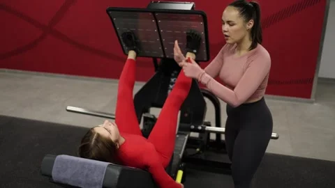 Trainer motivates final leg press reps Vidéo 337114950