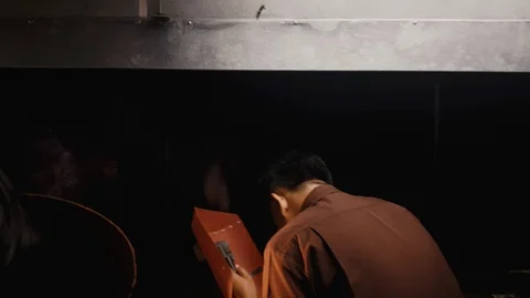 Trainer showing trainee how to perform electrical welding. Shot in 4K slow motio Video stock 102572230