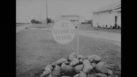 Trainer shows and explain how does aircraft work - 1964 스톡 동영상 106396563