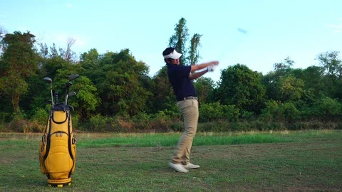 The trainer is teaching golf skills to new golfers  Video stock 129170199