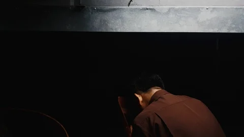 Trainer teaching trainee how to perform electrical welding in a factory Vidéo 102567892