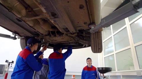 Training to become an auto mechanic at a technical college. Stock Footage 332920824